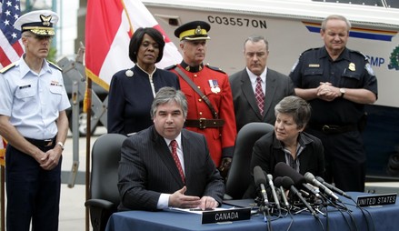 Public Safety Minister Peter Van Loan and U.S. Department of Homeland Security Secretary Janet Napolitano signing the "Shiprider" agreement in May 2009