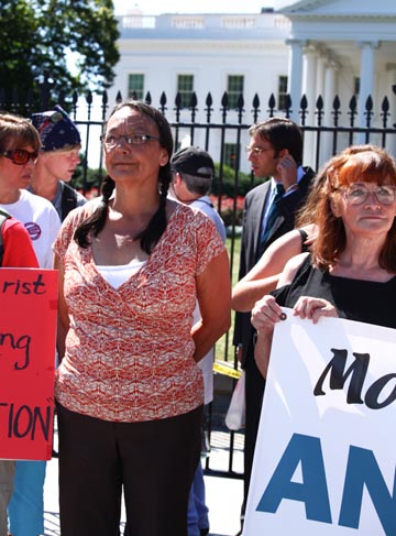 Tantoo Cardinal and Margot Kidder at the White House protest. Photo: Milan Ilnyckyj/TarSandsAction.org