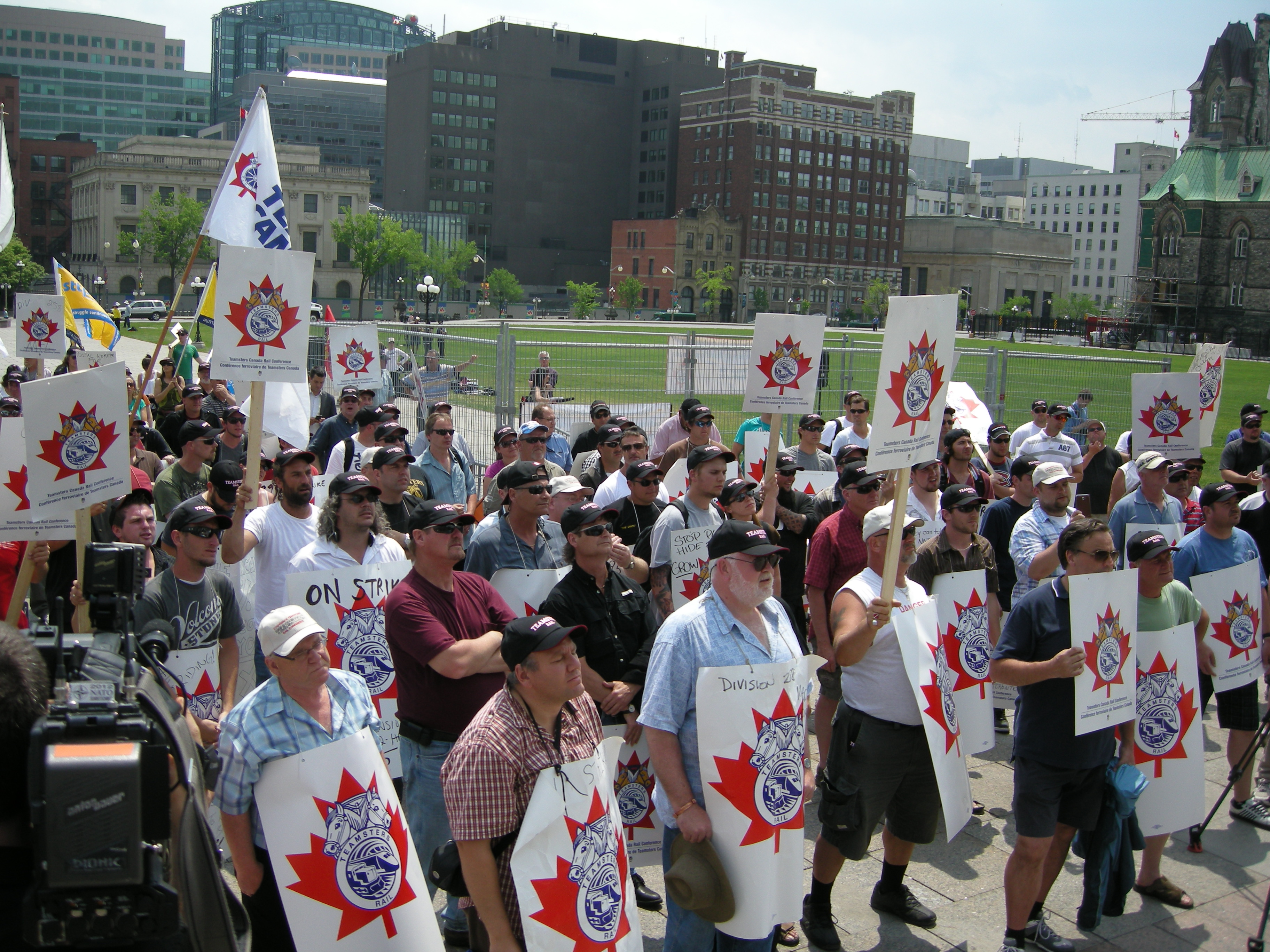 Teamsters rally on Parliament Hill today against the CP back-to-work legislation. (Photo: Karl Nerenberg / rabble.ca)