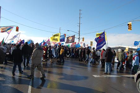 Workers disrupt traffic on the road outside the Electro-Motive Diesel plant in London, Ont. on Jan. 21. Photo: Mick Sweetman