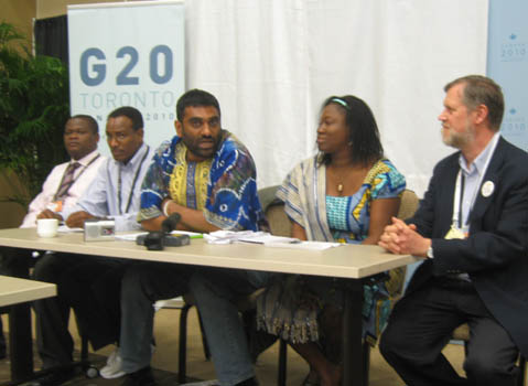 L to R:  Simekinala Kaluzi, GCAP Malawi, Eshetu Bekele, GCAP Ethiopia, Kumi Naidoo, GCAP co-chair; International Executive Director, Greenpeace, Sonia  Kwami, GCAP Africa Project, Ghana, Dennis Howlett, Make Poverty History. Photo: Jennifer Henderson.