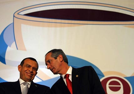 Presidents Porfirio Lobo of Honduras (left) and Álvaro Colom of Guatemala (right) at the World Coffee Conference in February 2010.  Photo: Gobierno de Guatemala/Flickr