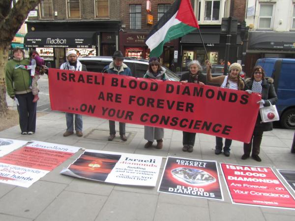 Solidarity activists outside diamond industry offices in London, UK. (Photo: londonbds.org)