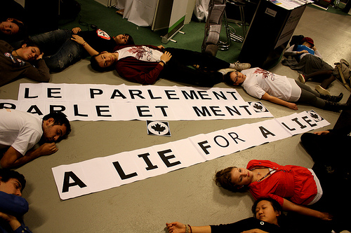 une photo de l'action "le parlement parle et ment/a lie for a lie" du CYD