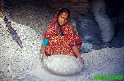 woman-filtering-asbestos-into