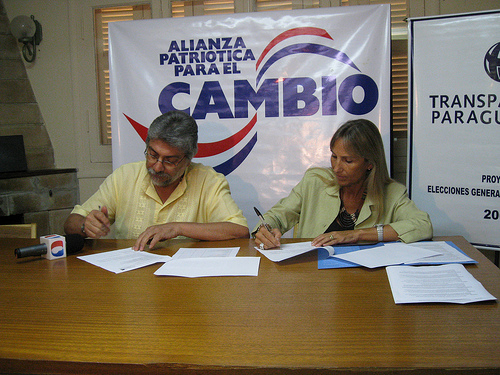 Fernando Lugo campaigning in 2008. (Photo: Fernando Lugo Méndez / flickr)