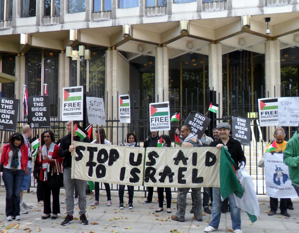 Protest outside the U.S. Embassy in London, UK. (Photo: http://londonbds.org)