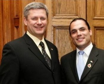 Harper and Brazeau in happier times. (Photo: mediaindigena.com)