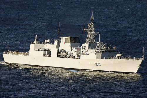 HMCS Ottawa enters Sydney harbour, Nova Scotia. (Photo: Crouchy69 / flickr)