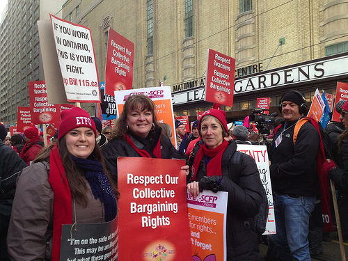 Teachers rally outside the Ontario Liberal convention. (Photo: hdurnin / flickr)