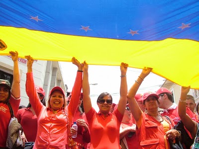 Women with the Venezuelan flag. (Photo: http://ecosocialismcanada.blogspot.ca/)