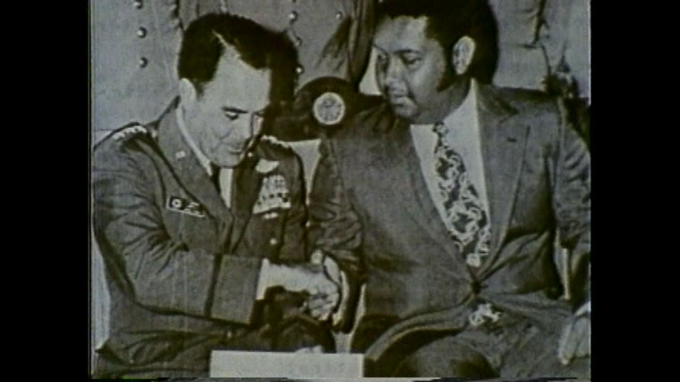 jean-claude_duvalier_shaking_hands_with_unidentified_us_military_officer_in_1970s