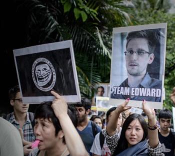 Snowden supporters in Hong Kong. (Photo: RT.com)