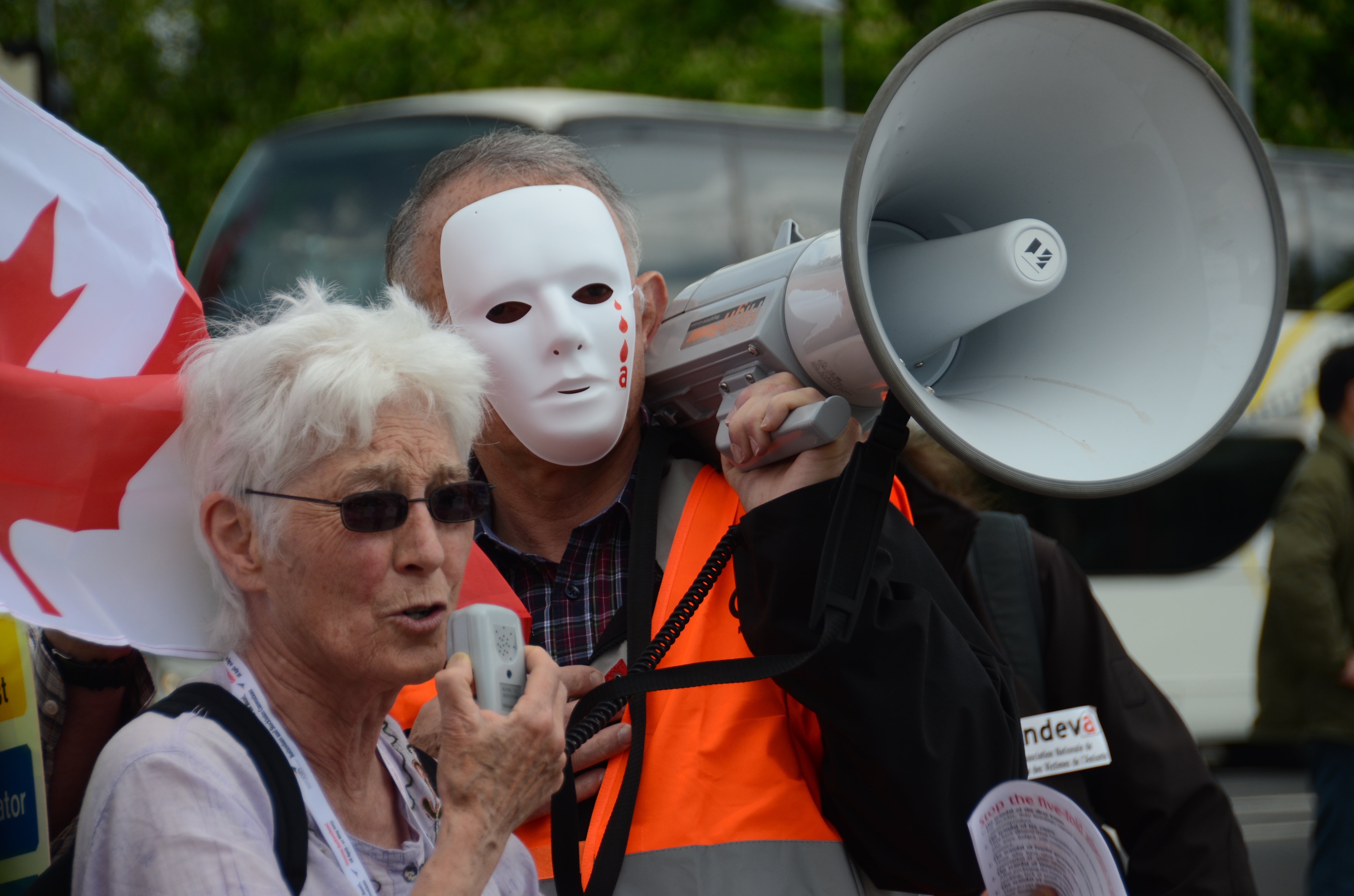 Kathleen Ruff speaking at demonstration of asbestos victims outside the Rotterda