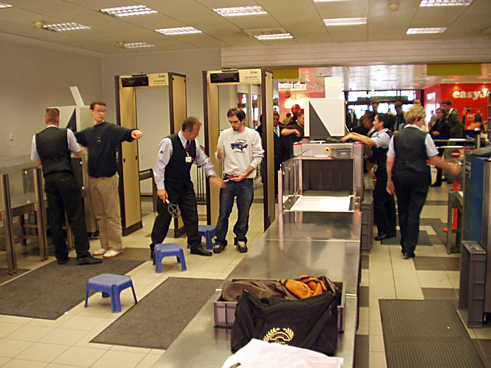 airport_metal_detectors_2