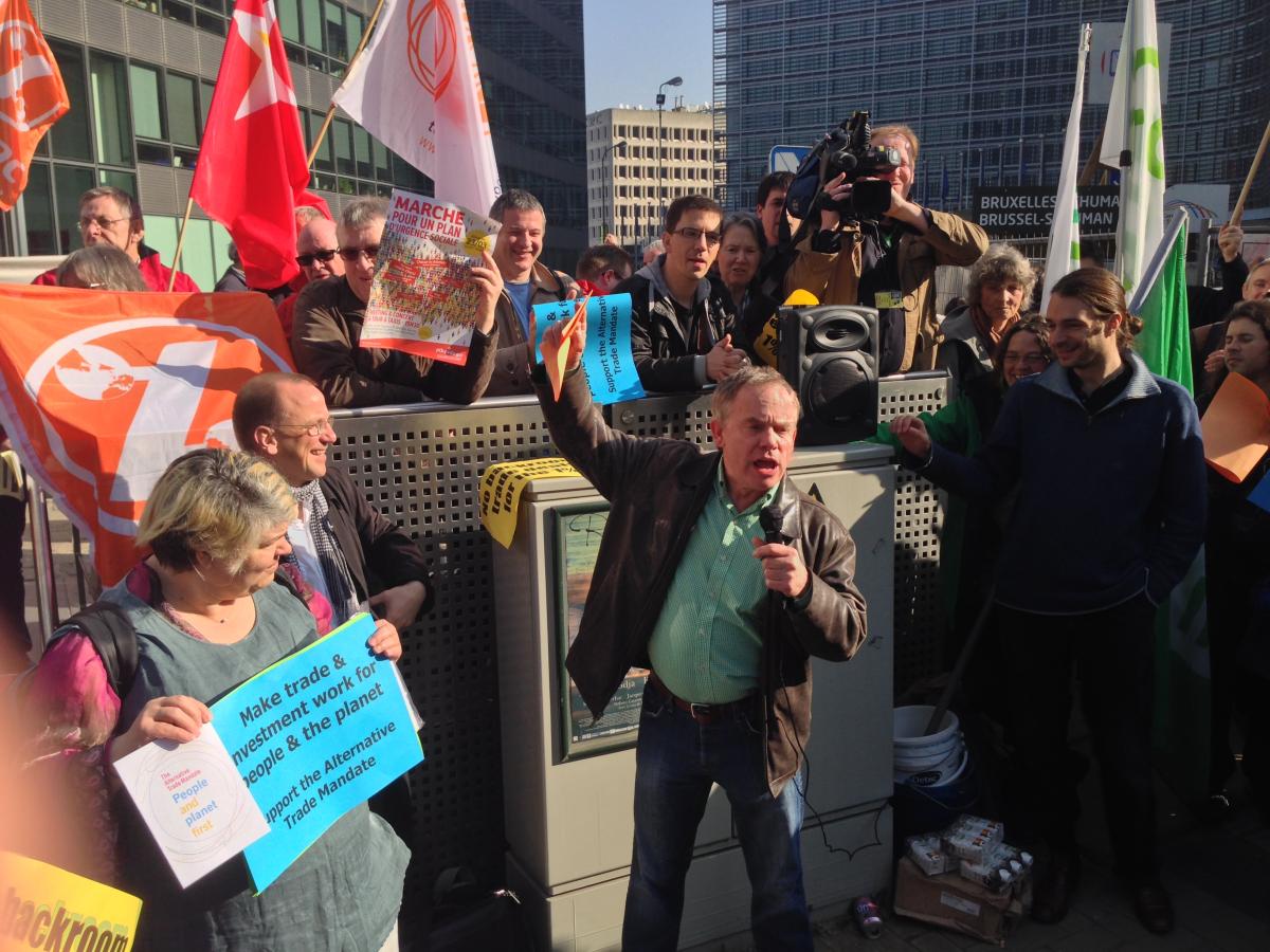 Photo: Mike Dolan of the International Brotherhood of Teamsters addresses a crow