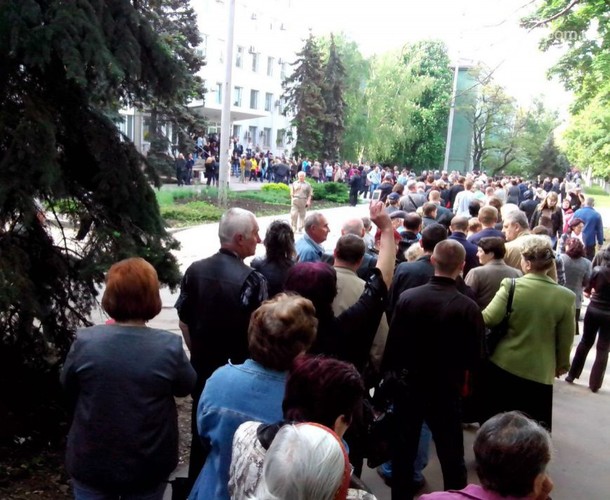 lineup_to_vote_in_may_11_referendums_in_donetsk_and_luhansk_regions_of_eastern_ukraine
