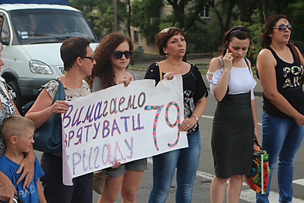 antiwar_protest_in_city_of_mykolaiv_ukraine_july_25_2014_blocking_traffic_bridge_over_bug_river