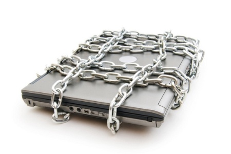 laptop_in_lock_and_chain_450