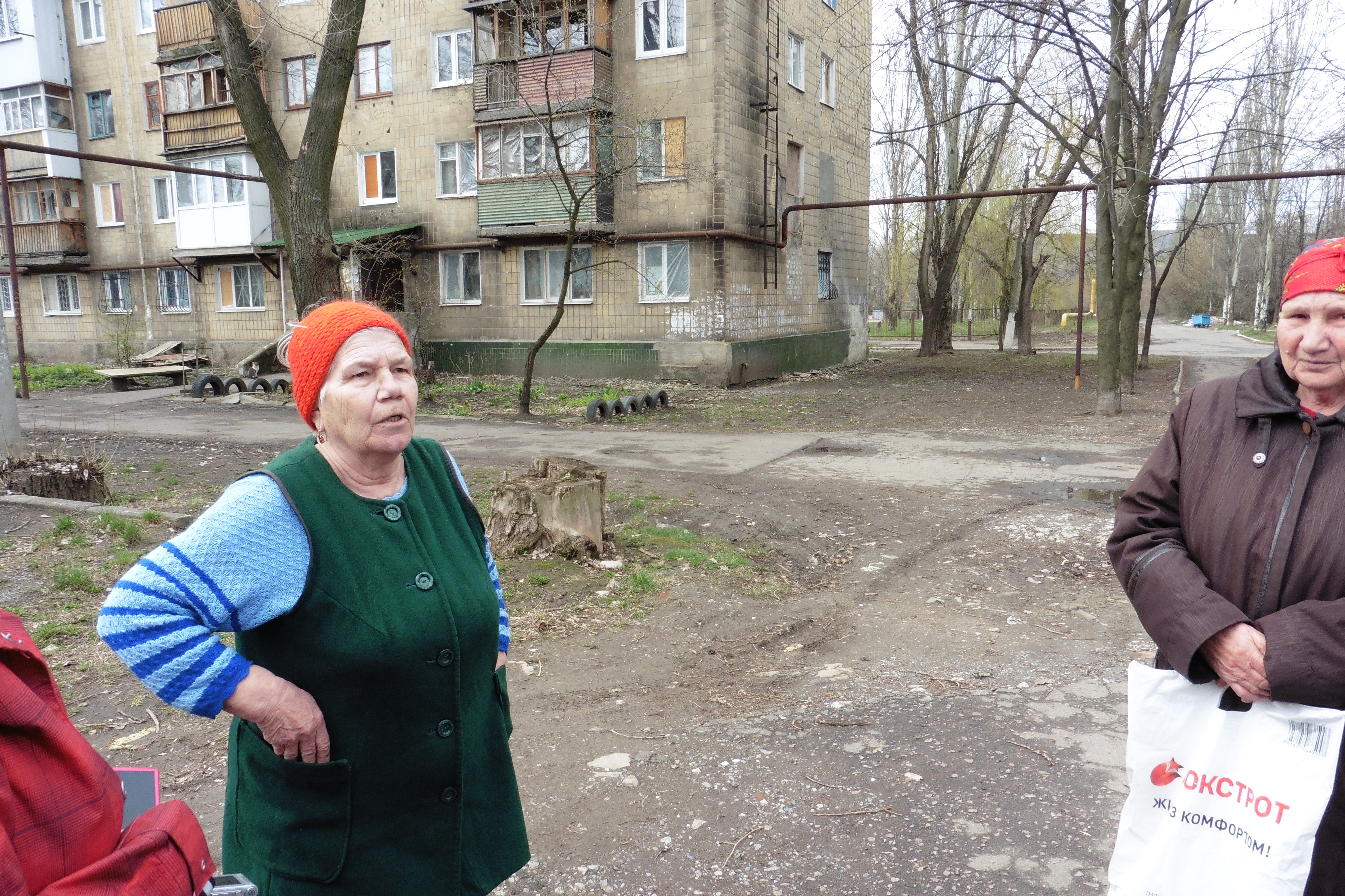 residents_of_october_district_of_donetsk_city_hard_hit_by_ukraine_army_shelling_speak_to_visiting_media_group_on_april_16_2015_photo_roger_annis_0