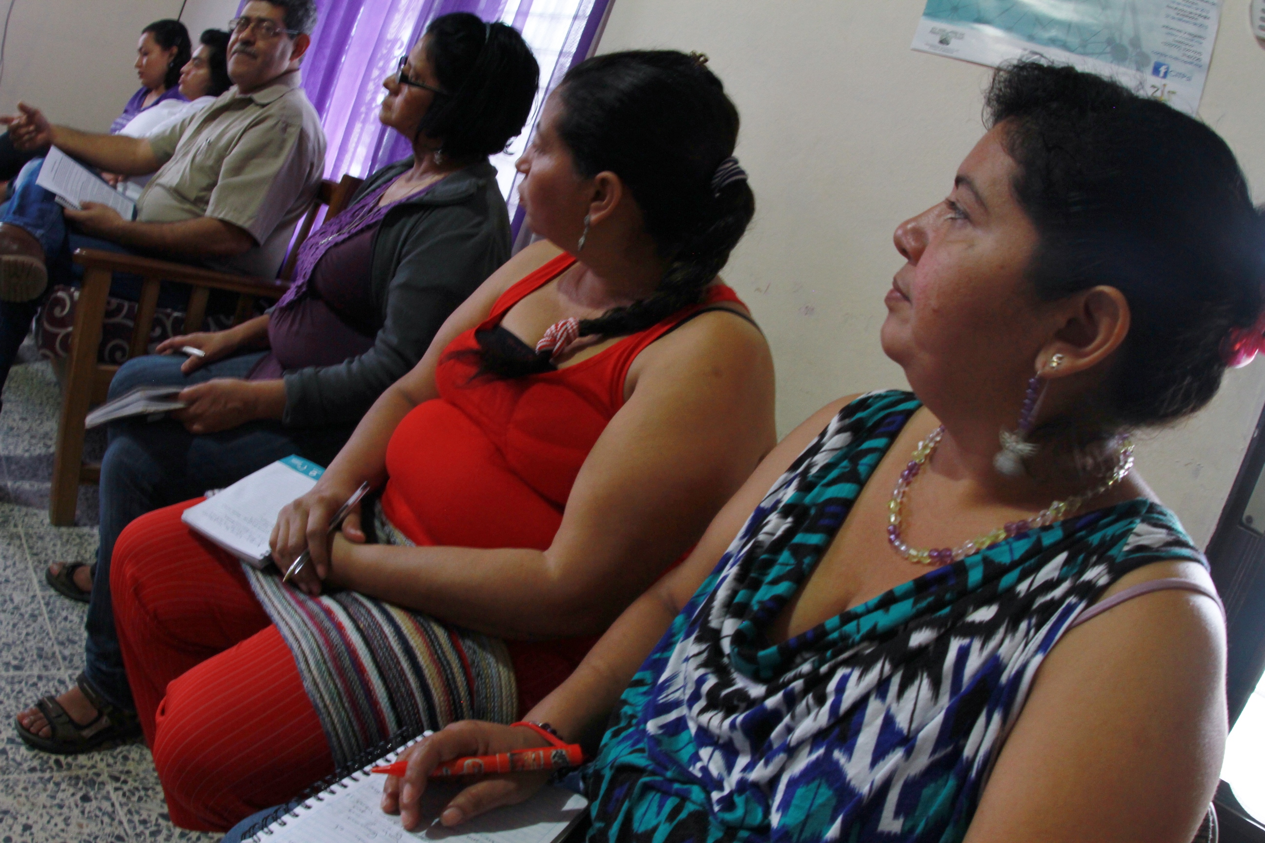 Reyna (right) in a meeting with CODEMUH coordinators / Photo taken by Julián Ara