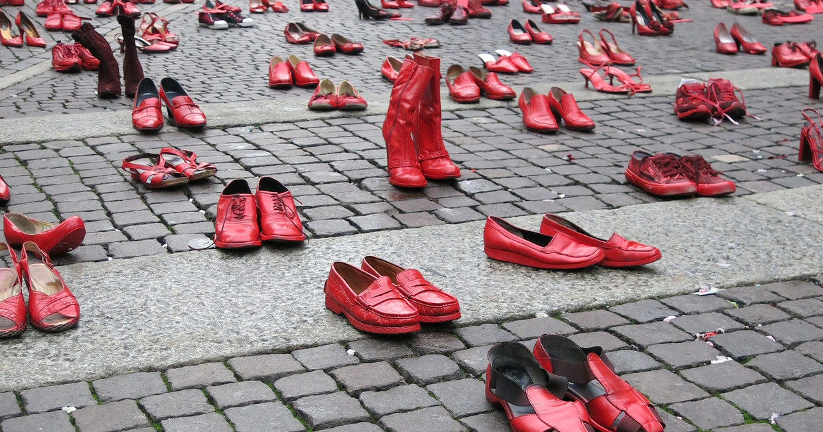 "Zapatos Rojos" (Red Shoes) by Elina Chauvet. Each shoe represents one woman mur