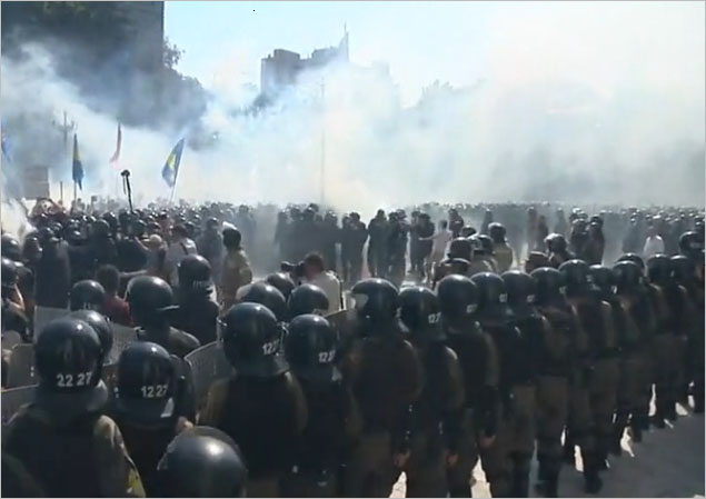 right-wing_protest_clashes_with_police_in_front_of_ukrainian_parliament_on_aug_31_2015_screenshot_rt