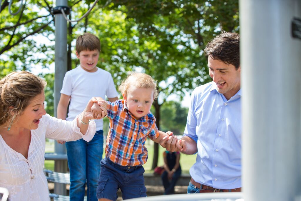 justin_trudeau_sophie_child_on_bannister