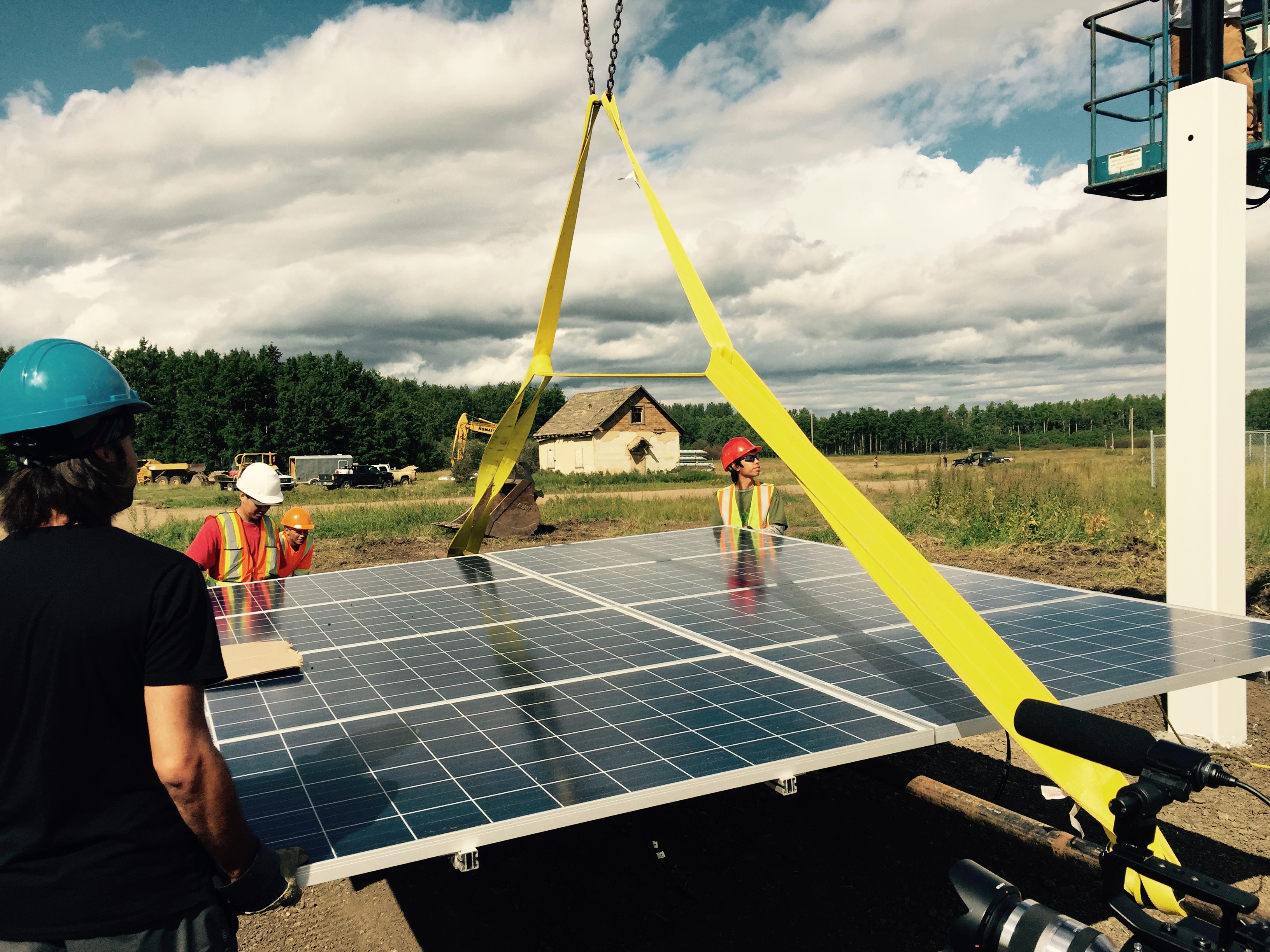 solar_array_-_8_panels_per_top_of_pole_0