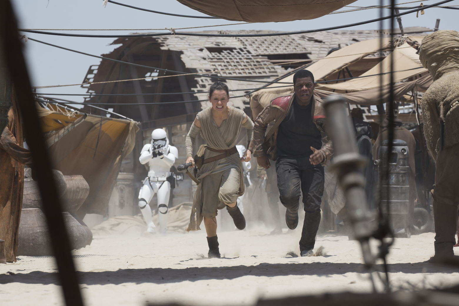 Star Wars - Rey and Finn run from storm troopers