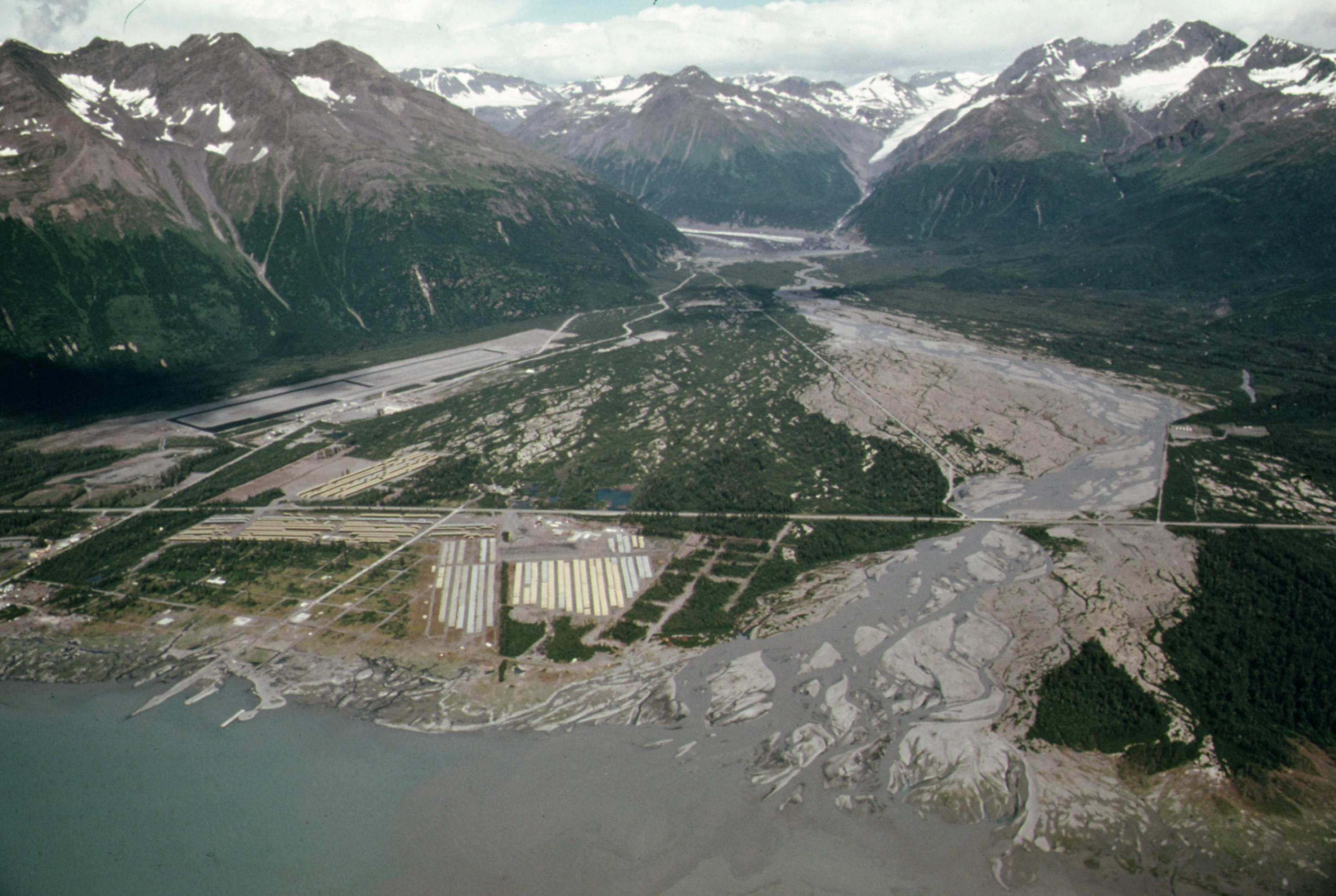 alaska_pipeline_route_near_valdez_river