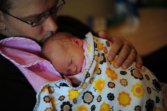 paternal_bonding_between_father_and_newborn_daughter