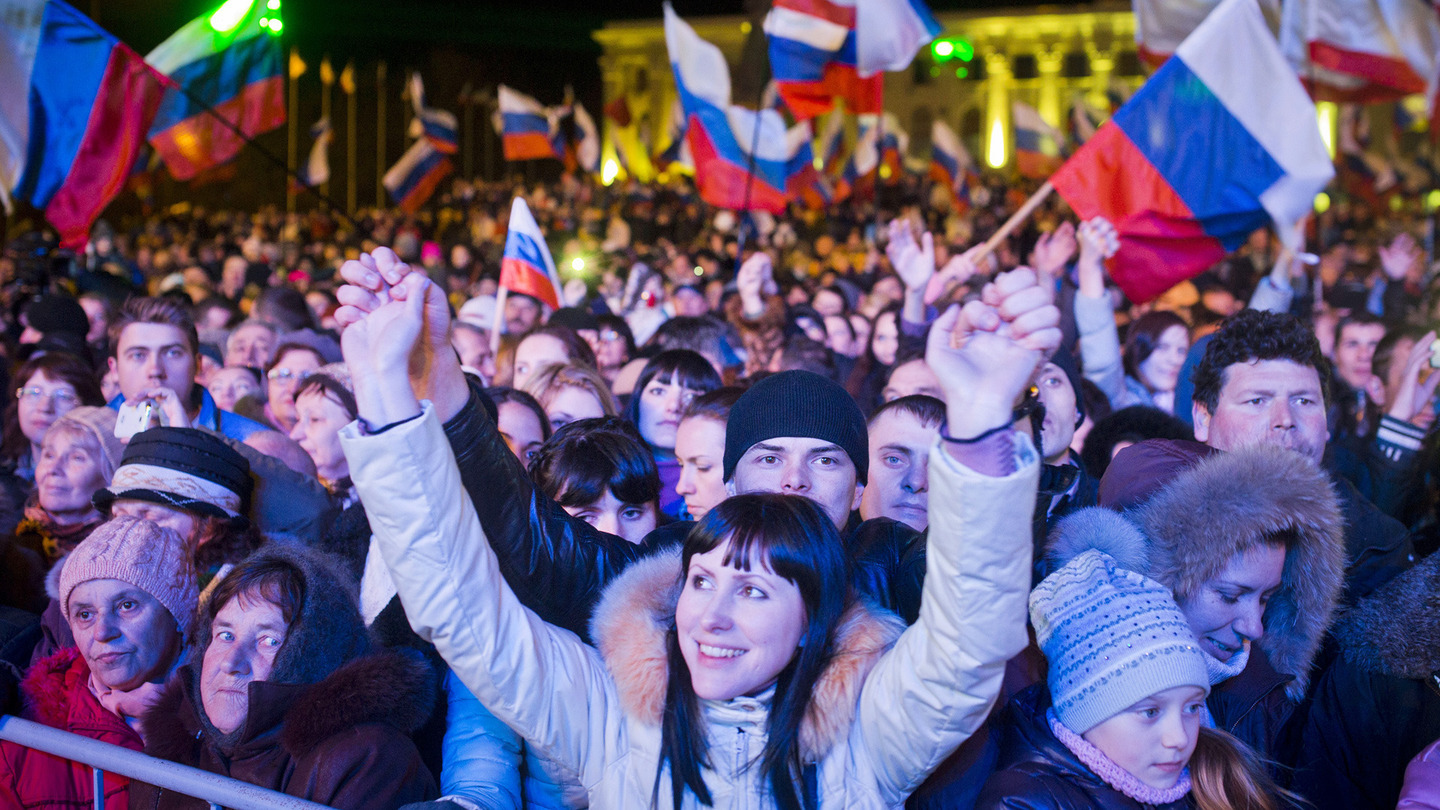 celebration_in_simferopols_lenin_square_following_the_crimean_secession_vote_in_march_2014