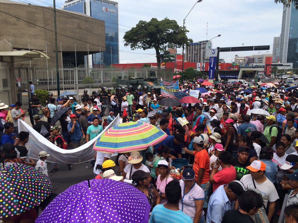 Twitter photo of protest against water privatization in Peru.