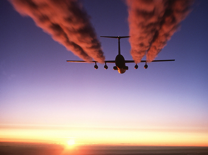 c-141_starlifter_contrail_crop1