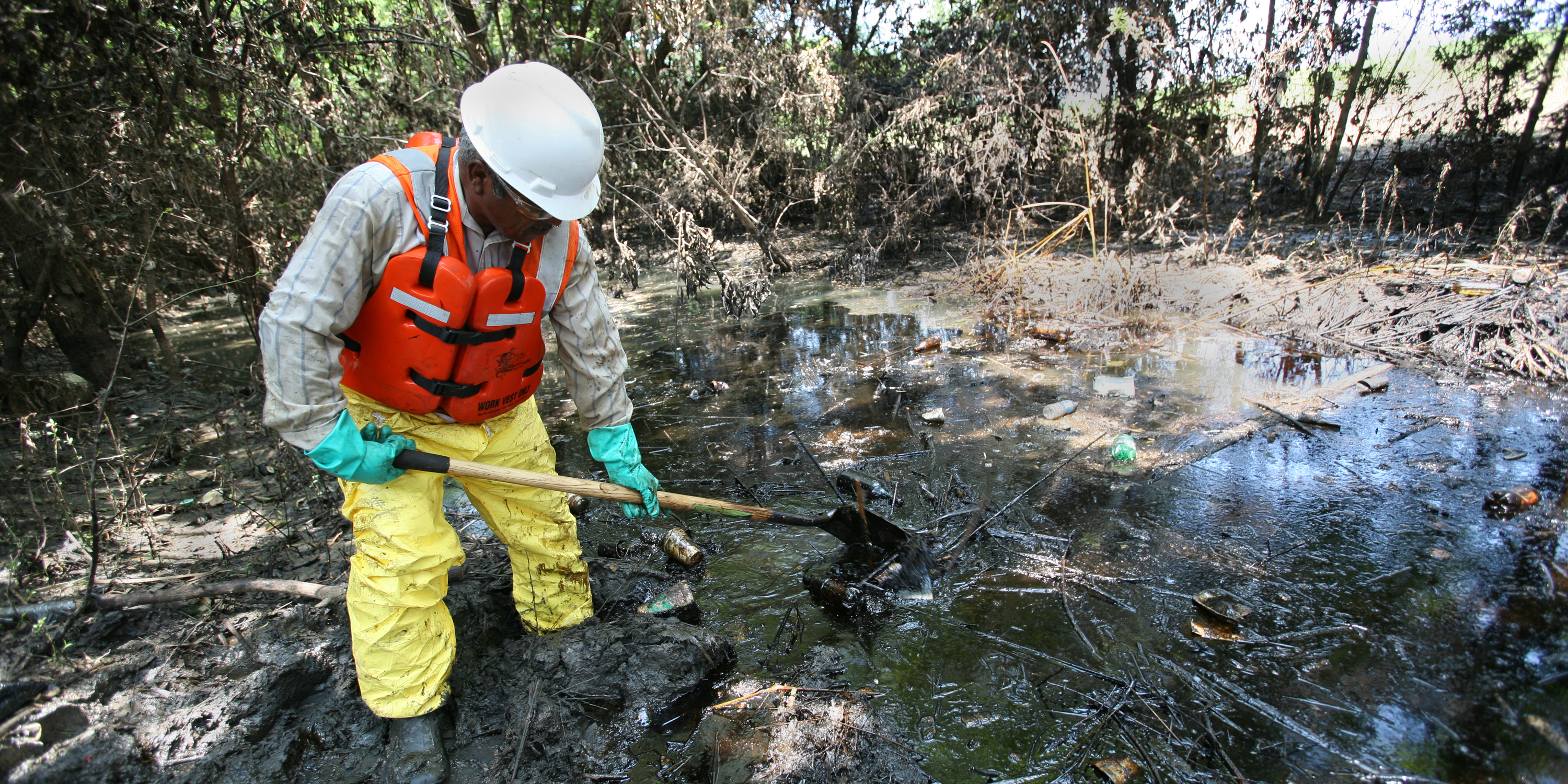 FEMA_-_31024_-_Oil_spill_clean_up_in_Kansas