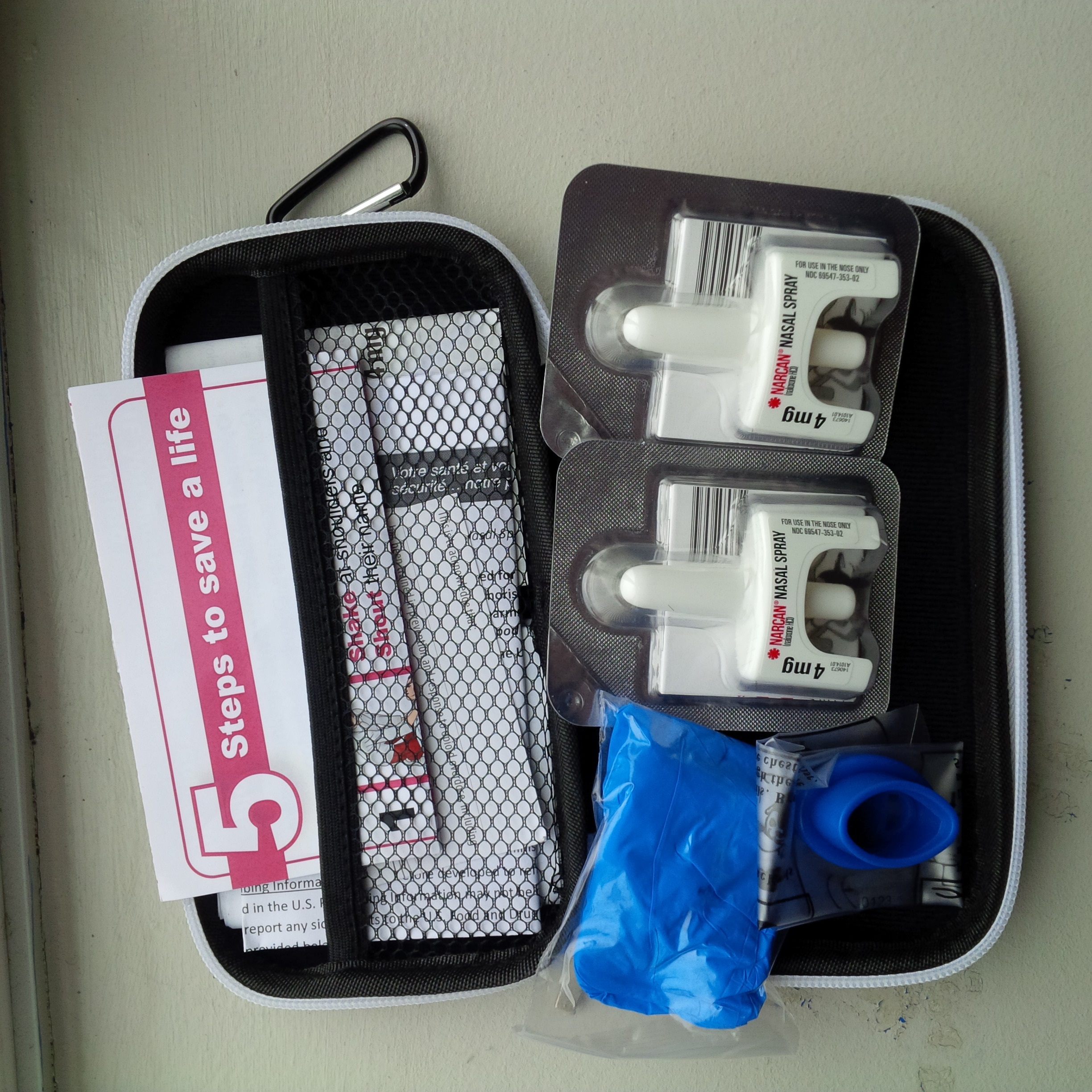 Photo intranasal Naloxone kit open