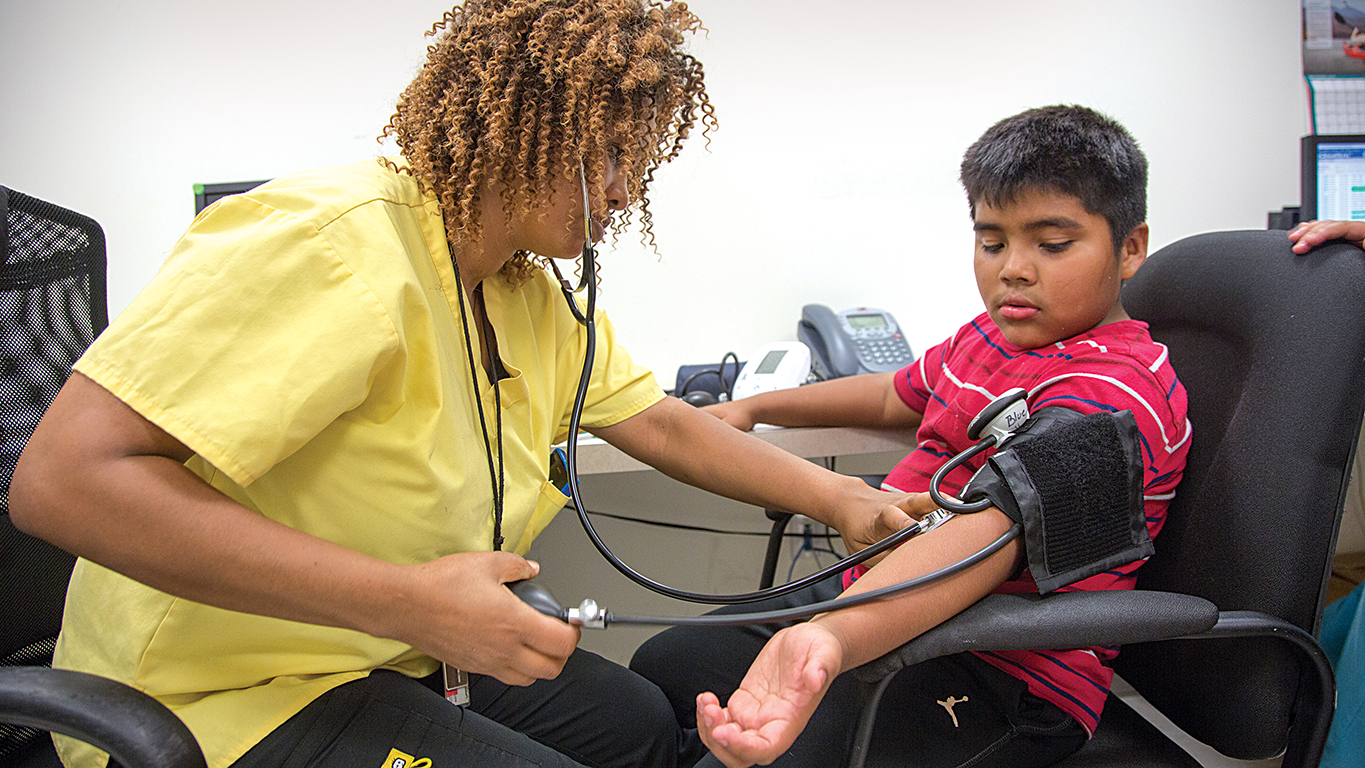 Monthly checkup for a patient enrolled in a Medicaid-funded prescription fruit and vegetable program. Image: Flickr/Bread for the World