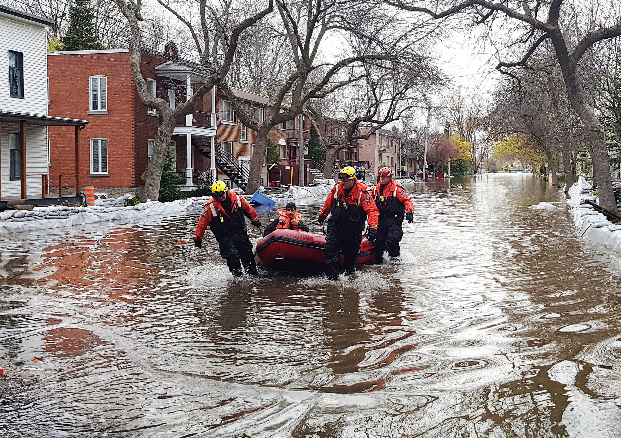 Responders pulling a raft along a flooded street in Montreal, Quebec, 2017. Image: Flickr/Exile on Ontario St​