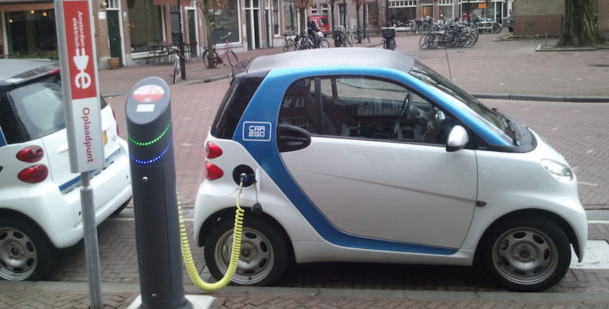 Car2Go Smart car charging in Amsterdam. Image: Wikimedia Commons/Ludovic Hirlimann