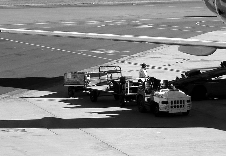 Baggage handler under airplane. Photo: Alexander Else/flickr