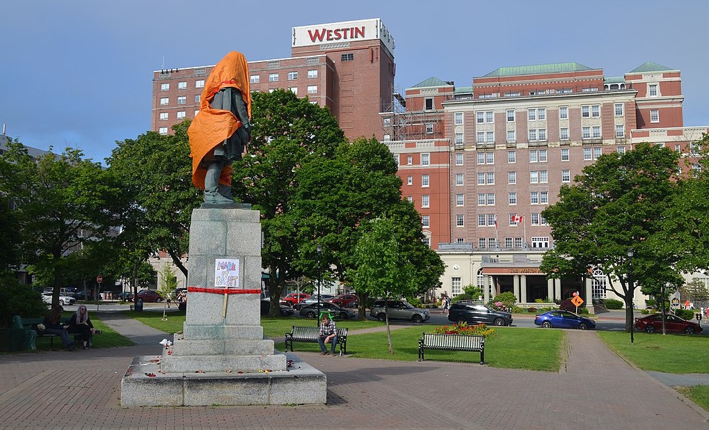 Edward Cornwallis statue, covered, in downtown Halifax. Photo: Ben MacLeod/Wikimedia Commons