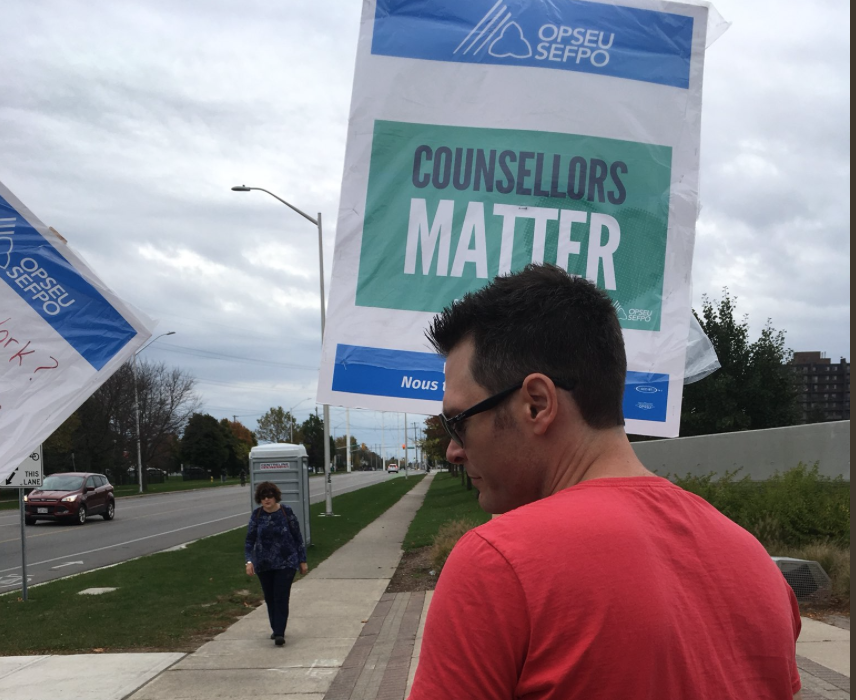 Picketers from Fanshawe College in London, Ont., at the start of the strike in support of college professors, instructors, counsellors and librarians. Photo: Erin E. MacDonald/Twitter