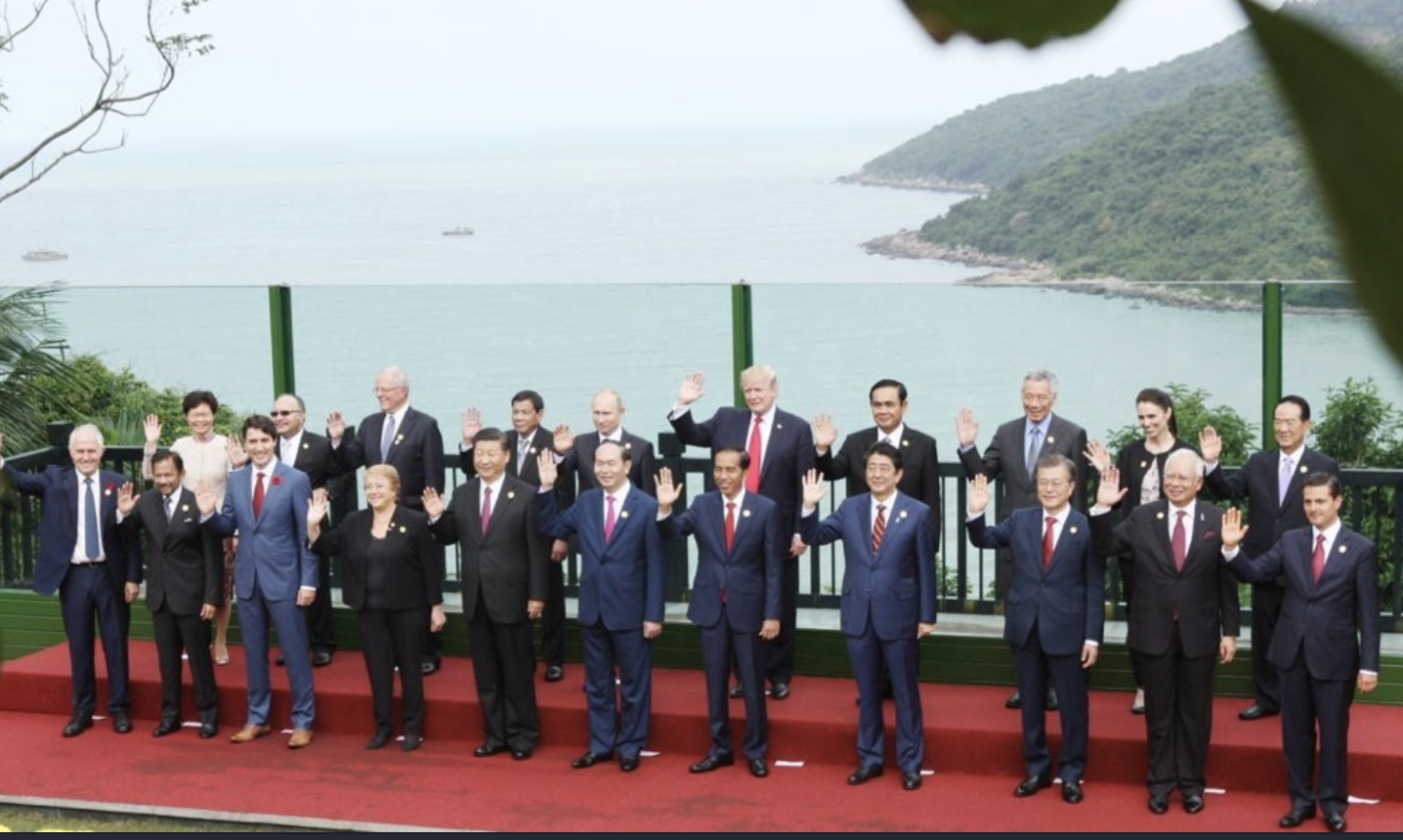 Good-byes from world leaders at APEC 2017 in Vietnam. Photo: APEC Secretariat/Twitter