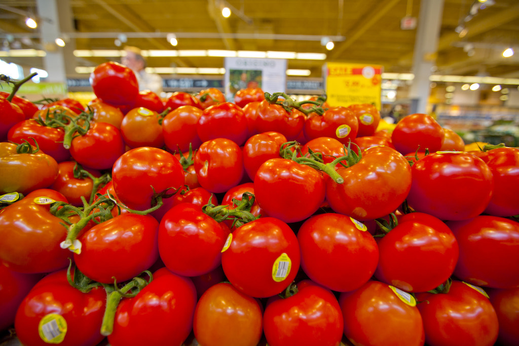 Tomatoes in grocery store. Photo: GoToVan/flickr