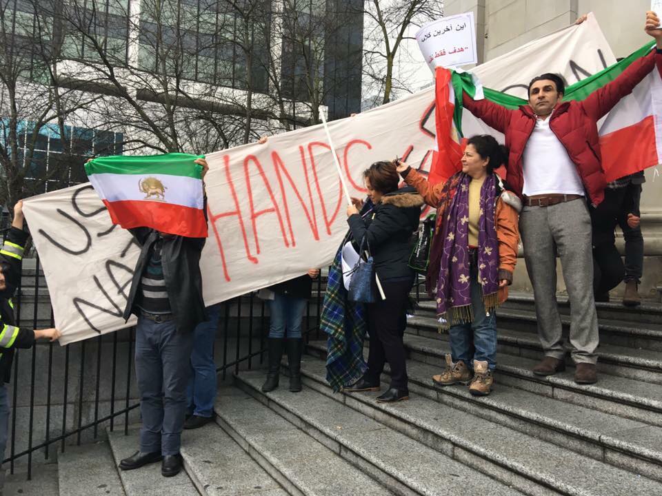 Anti-war activists in front of the Vancouver Art Gallery, invited for the rally in support of Iranian protesters, with a "US/NATO hands off Iran" banner, photographed as pro-US interventionists block them with the monarchist flag of Iran discarded in 1979.  Photo: Roberto Morago