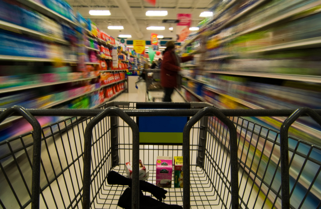 Shopping cart facing the aisle of a grocery store. Photo: Brian Talbot/flickr