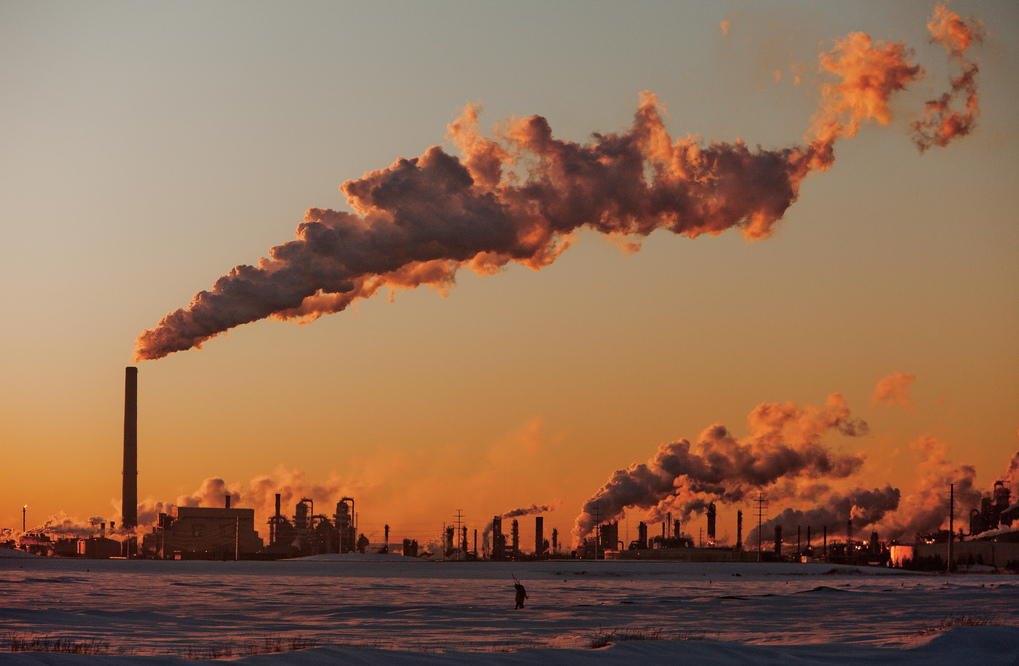 Oil processing facility in Fort McMurray, Alberta. Photo: kris krüg/flickr