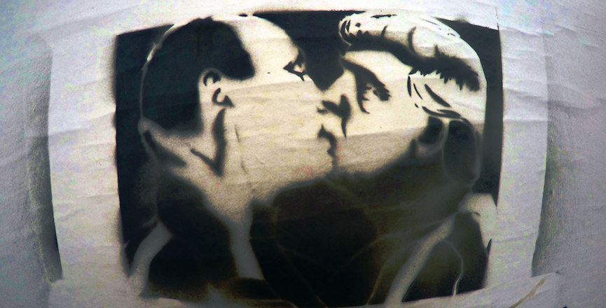 Trump and Putin kissing grafiti art. Image: Stoerer Dresden/Flickr