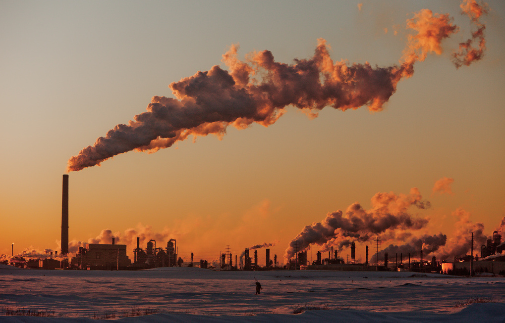 Oil processing facility in Fort McMurray, Alberta. Photo: kris krüg/flickr